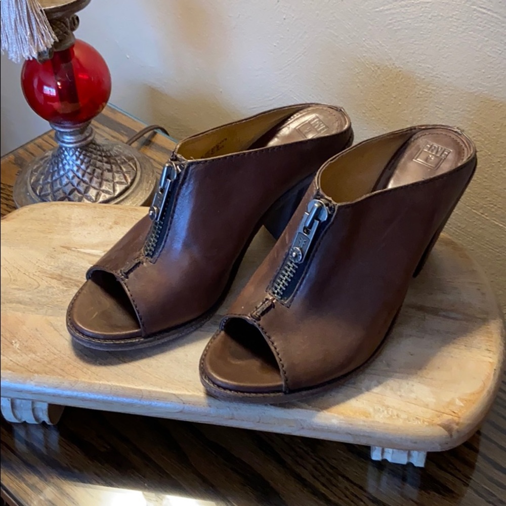 Frye - Picture 2 of 6